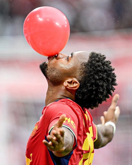 Superlukas7's tweet photo. 🎈❤️❤️❤️🎈
#RBL #RBSL #nkunku https://t.co/s6FKxrj6Lu