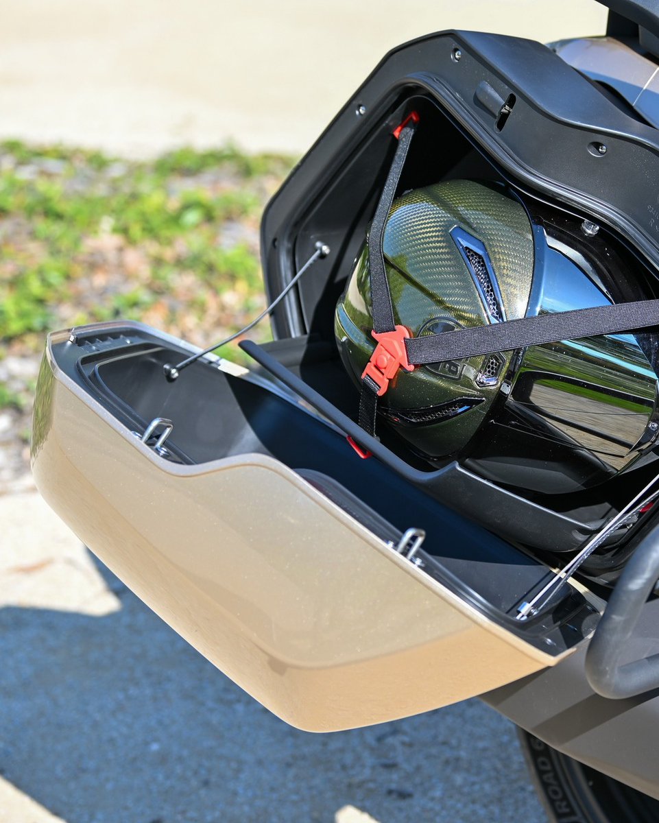 SookLoconte's tweet photo. De GT750 combine confort et luxe en balade: guidon surélevé, bulle électrique, poignées et selle chauffantes, connectivité smartphone et deux valises de 20 litres. Vous choisissez la destination, elle s’occupe du reste. https://t.co/yg58MdxgGK