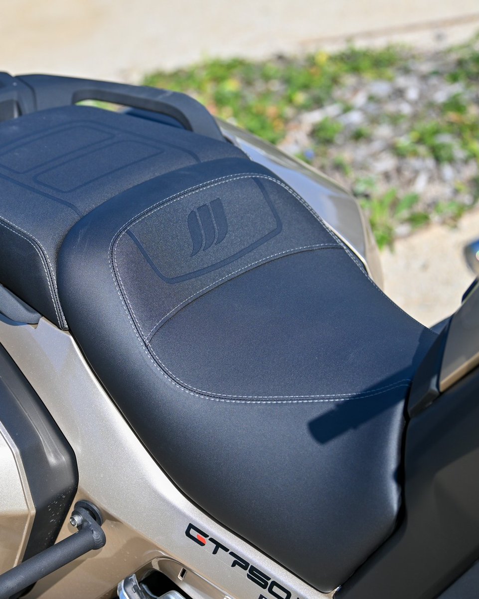 SookLoconte's tweet photo. De GT750 combine confort et luxe en balade: guidon surélevé, bulle électrique, poignées et selle chauffantes, connectivité smartphone et deux valises de 20 litres. Vous choisissez la destination, elle s’occupe du reste. https://t.co/yg58MdxgGK