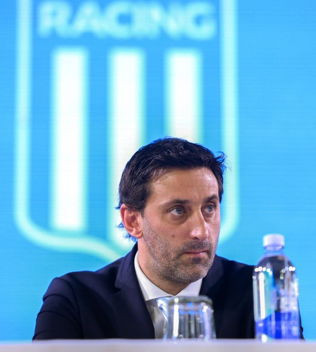 federicotomeo's tweet photo. Milito debería hoy mismo:

Pedirle perdon al socio por el presente futbolistico que él condujo en este 2026.

Dar por finalizado el ciclo Vojvoda y admitir que su proyecto futbolistico fracasó rotundamente por lo que tambien Saja y la actual Secretaria Técnica no forman más parte del club.

Contratar a un entrenador con experiencia y espalda futbolistica para sacar adelante el desastroso presente que atraviesa Racing Club.

Diego Alberto Milito no tiene ni más crédito ni tiempo futbolistico para gastar. Ya lo consumió todo. Esta conducción futbolistica no puede formar parte de un solo partido más del club. Cuantos partidos más espera perder? Cuanto prestigio más espera desgastar? Cuanto más futuro vas arriesgar?

Basta.