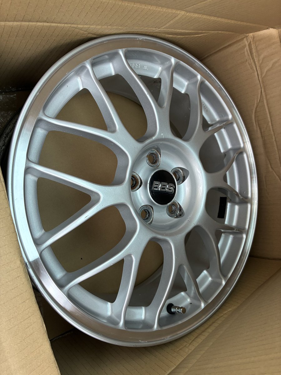 Yamama640's tweet photo. 有識者へ
スバル純正OPのBBS（A76）の
ホイールナットは純正？社外用？ https://t.co/iTi3e9YGx8