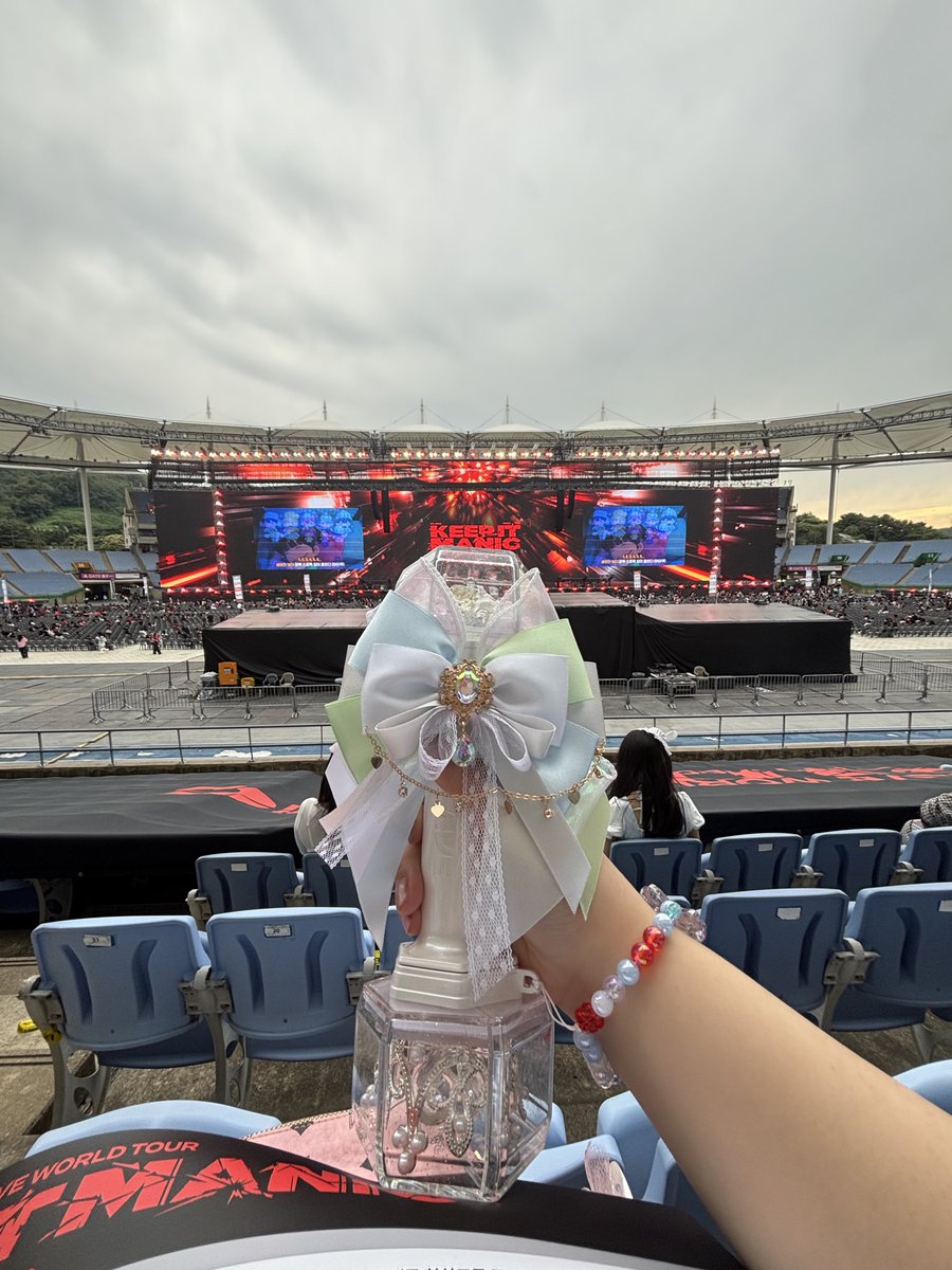dadadu22's tweet photo. 눈에 한가득 담고 왔다!!
너무 즐거웠고 아직 내마음은 문학이야 
#플레이브 #PLAVE #문학경기장 #콘서트 #KEEPITMANIC https://t.co/OQyrsucqmM