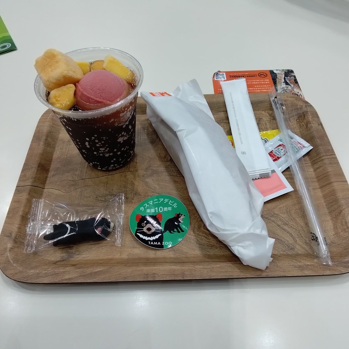 sawadayo11017's tweet photo. 多摩動物公園に行ってきたよ～(^o^)/

「タスマニアデビル飲んデビル？」っていう飲み物を飲んだよ～♪
で、袋の中にタスマニアデビルの形したマシュマロが入ってて、掴むとムニムニなのよ！

なんか動物の赤ちゃんを想像しちゃって、食べるのスゴく躊躇した(^o^;)
顔側からだと目と目が合っちゃうのよ https://t.co/mJb2A4rNzM