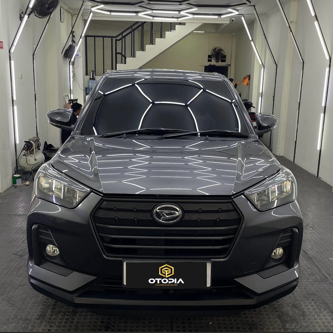 MapleDolle's tweet photo. Bayar Minimal, Kinclong Maksimal. Daihatsu Rocky dengan Coating Gold Package. https://t.co/8RlVHAepAE