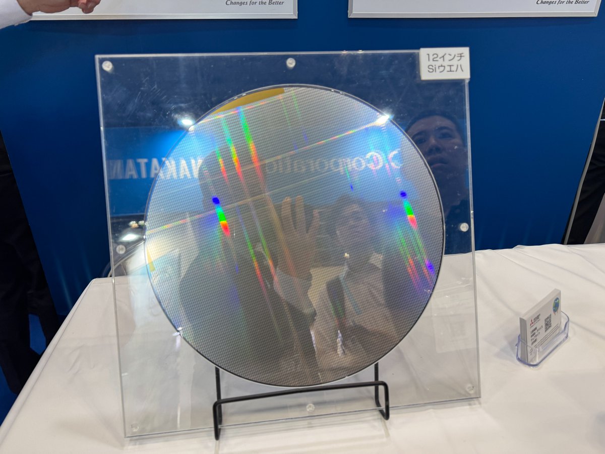 YamamotoPENU's tweet photo. 三菱電機製12インチSiウエハ。
展示ボードには第8世代のSi IGBTチップ構造の解説。
スイッチング損失を改善しながらサージ電圧を抑制。 https://t.co/mcSNBNUINb
