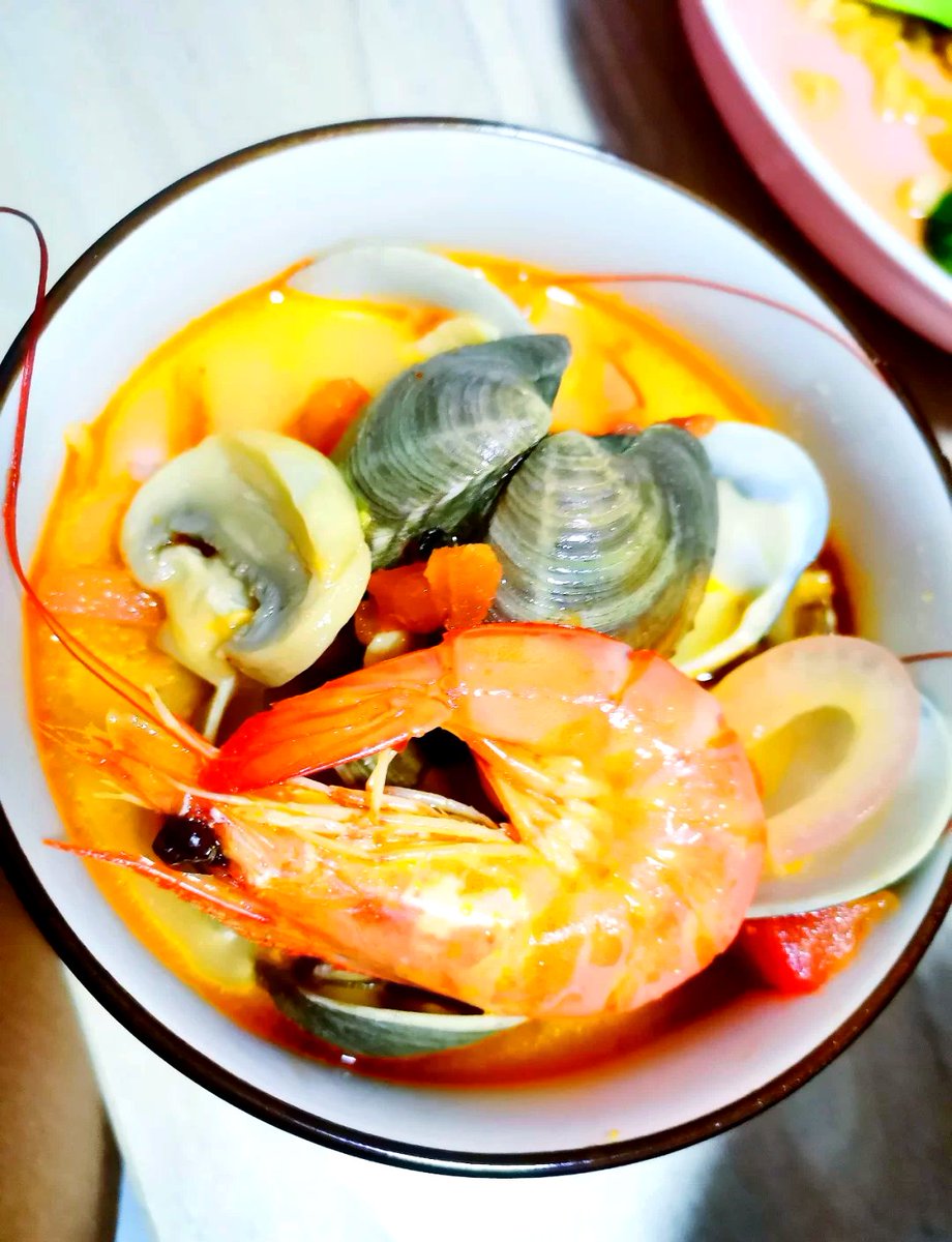 DedraSandling's tweet photo. Just tried homemade Tom Yum Goong : tangy, spicy, loaded with fresh shrimp and lemongrass – the perfect Thai comfort bowl that hits all the flavor notes! https://t.co/QrMvp39gnF