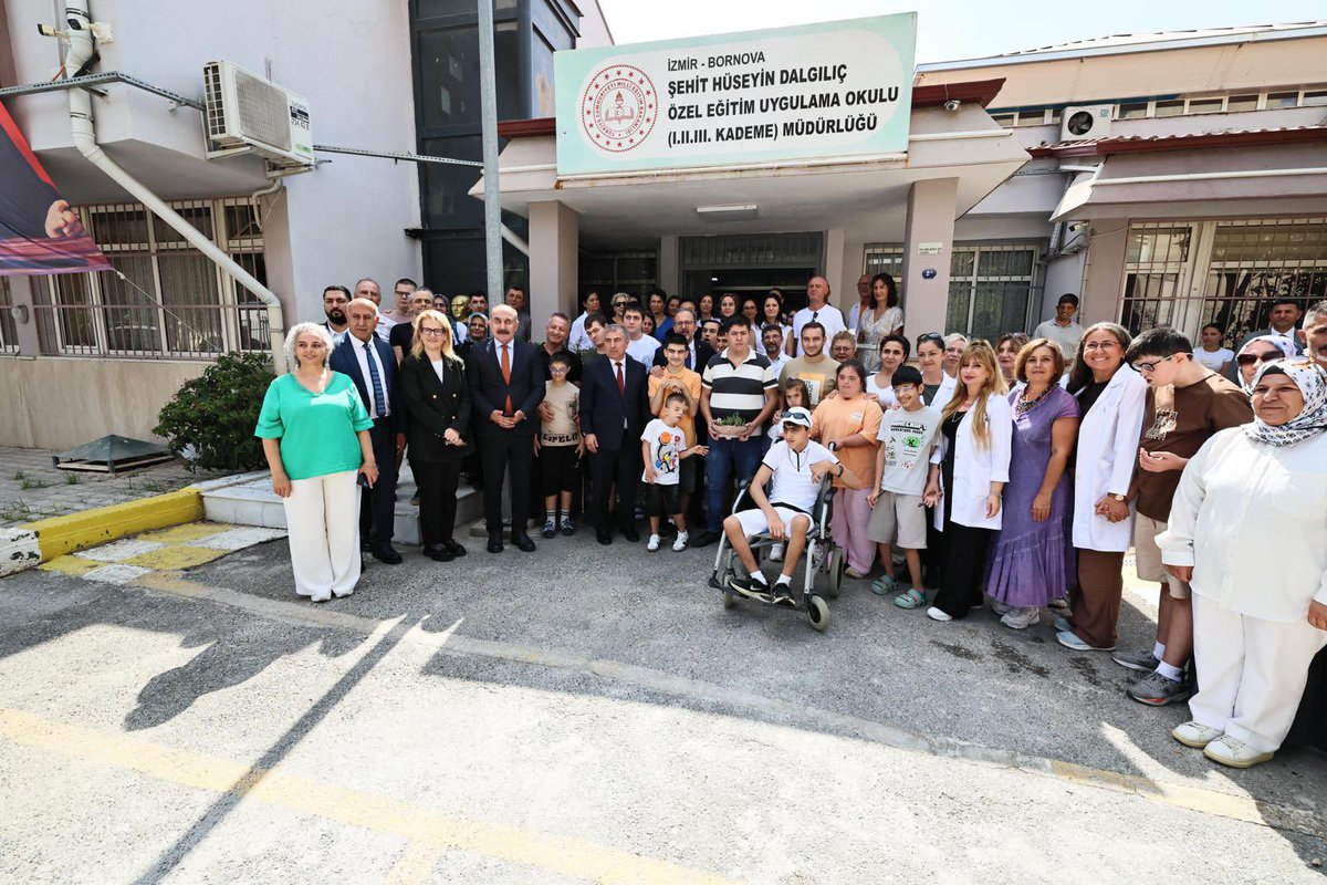 kasapoglu's tweet photo. 📍 İzmir

Yeni eğitim öğretim yılının ilk gününde Şehit Hüseyin Dalgılıç Özel Eğitim Uygulama Okulumuzda öğrencilerimizin heyecanına ortak olduk.

7 yaşından yetişkinliğe uzanan geniş bir yaş grubunda özel öğrencilerimizin eğitim aldığı okulumuzda; atölyeleri gezdik, Duyu Bütünleme İstasyonu’nda öğrencilerimizle keyifli bir deneyim gerçekleştirdik.

Okulumuza kazandırdığımız spor malzemelerinin de öğrencilerimizin gelişimine ve sporla daha güçlü bağ kurmalarına katkı sağlamasını diliyorum.

Yeni eğitim öğretim yılı; öğrencilerimize, öğretmenlerimize ve ailelerimize hayırlı olsun..🇹🇷