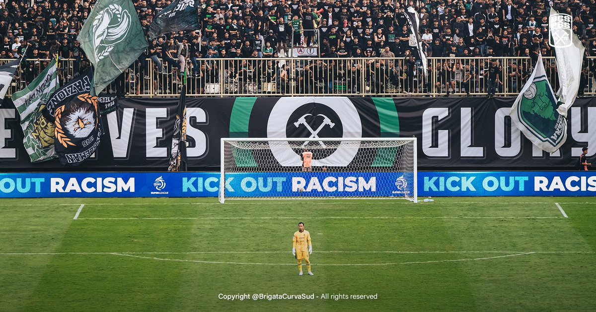 BCSxPSS_1976's tweet photo. Adoh yo seko pos gawang e. Pantes kebobolan lewat gol lob. Haha. https://t.co/xeCUbqSYyV