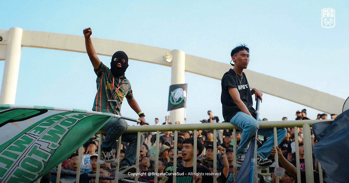 BCSxPSS_1976's tweet photo. Adoh yo seko pos gawang e. Pantes kebobolan lewat gol lob. Haha. https://t.co/xeCUbqSYyV