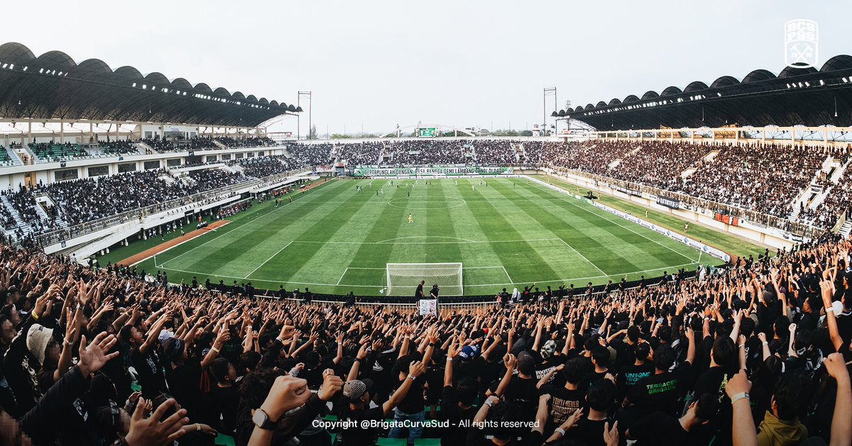 BCSxPSS_1976's tweet photo. Adoh yo seko pos gawang e. Pantes kebobolan lewat gol lob. Haha. https://t.co/xeCUbqSYyV
