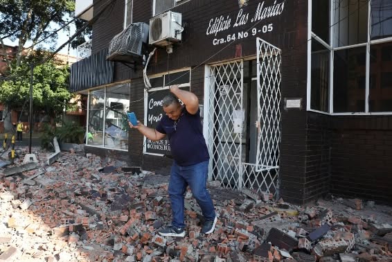 ThersaWhoonhl's tweet photo. Colombia enfrenta una grave emergencia tras un sismo de magnitud 7, 4. El balance oficial reporta 111 fallecidos y 87 heridos. Continúan las labores de búsqueda y rescate en Chocó, Cali y el Eje Cafetero. https://t.co/XIJee57iW7