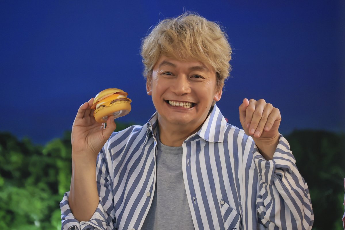 mezamashimedia's tweet photo. 香取慎吾さんが出演するマクドナルドの新CMが9月22日（火）から公開

同社のCM初出演に香取さんは「夢が叶いました」とガッツポーズ！

ハンバーガーの思い出を聞かれると「小学生のころ、撮影の合間に仲間と取り合いになって…」と回想し…

インタビューとCM本編は🔽
https://t.co/U9GoKSzuSf https://t.co/jC5xbo2yBm