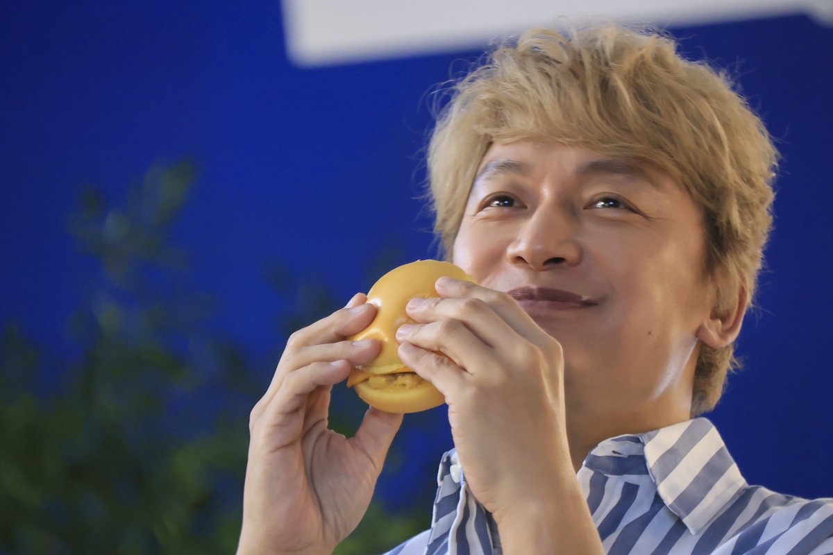 mezamashimedia's tweet photo. 香取慎吾さんが出演するマクドナルドの新CMが9月22日（火）から公開

同社のCM初出演に香取さんは「夢が叶いました」とガッツポーズ！

ハンバーガーの思い出を聞かれると「小学生のころ、撮影の合間に仲間と取り合いになって…」と回想し…

インタビューとCM本編は🔽
https://t.co/U9GoKSzuSf https://t.co/jC5xbo2yBm