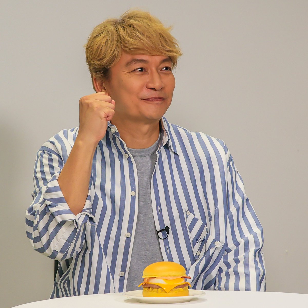 mezamashimedia's tweet photo. 香取慎吾さんが出演するマクドナルドの新CMが9月22日（火）から公開

同社のCM初出演に香取さんは「夢が叶いました」とガッツポーズ！

ハンバーガーの思い出を聞かれると「小学生のころ、撮影の合間に仲間と取り合いになって…」と回想し…

インタビューとCM本編は🔽
https://t.co/U9GoKSzuSf https://t.co/jC5xbo2yBm