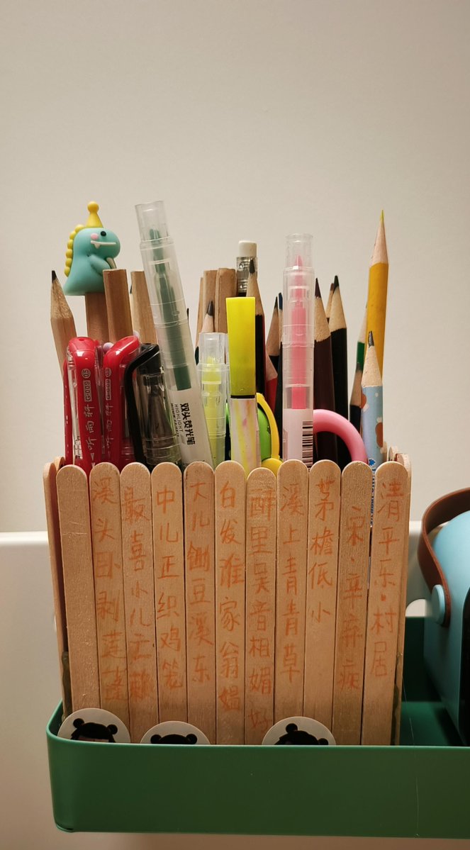 GenevaHolgl66's tweet photo. Turning an old glass jar into a cute pen holder—no fancy tools needed, just some colorful string and a hot glue gun! Save that empty jar lying around, it’s perfect for tiny DIY projects. https://t.co/i6KhOAbV8H