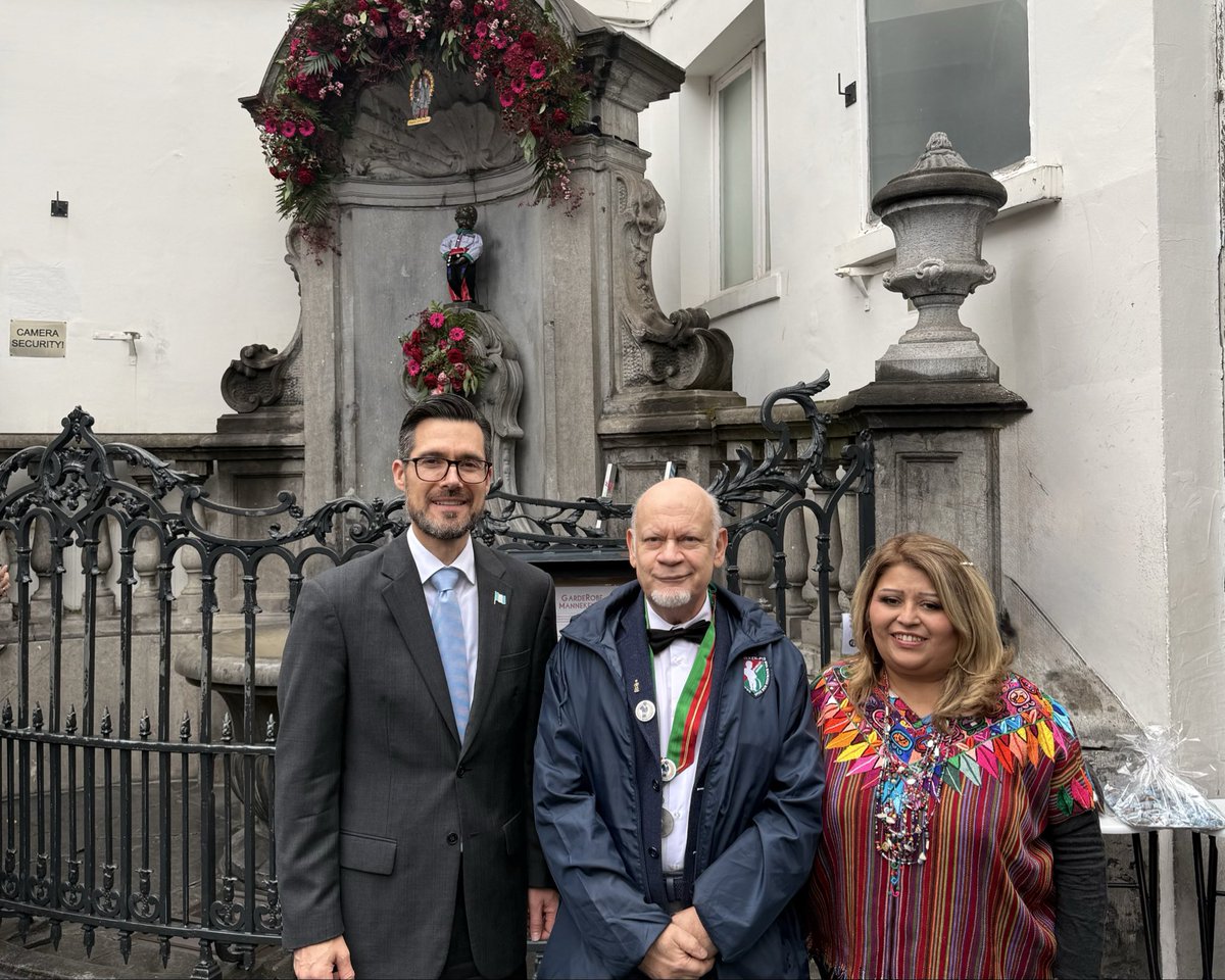 EmbGuaBl's tweet photo. #DiplomaciaCultural | ¡Guatemala se hizo presente en el corazón de Bruselas! 🇬🇹🇧🇪. En conmemoración del 205 aniversario de nuestra Independencia, el Manneken Pis lució la indumentaria de Todos Santos Cuchumatán, Huehuetenango, proyectando nuestra riqueza, diversidad e identidad. https://t.co/EF4PlA6WXw