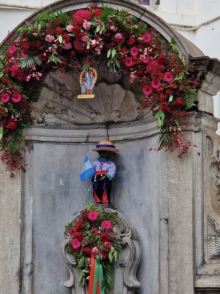 EmbGuaBl's tweet photo. #DiplomaciaCultural | ¡Guatemala se hizo presente en el corazón de Bruselas! 🇬🇹🇧🇪. En conmemoración del 205 aniversario de nuestra Independencia, el Manneken Pis lució la indumentaria de Todos Santos Cuchumatán, Huehuetenango, proyectando nuestra riqueza, diversidad e identidad. https://t.co/EF4PlA6WXw