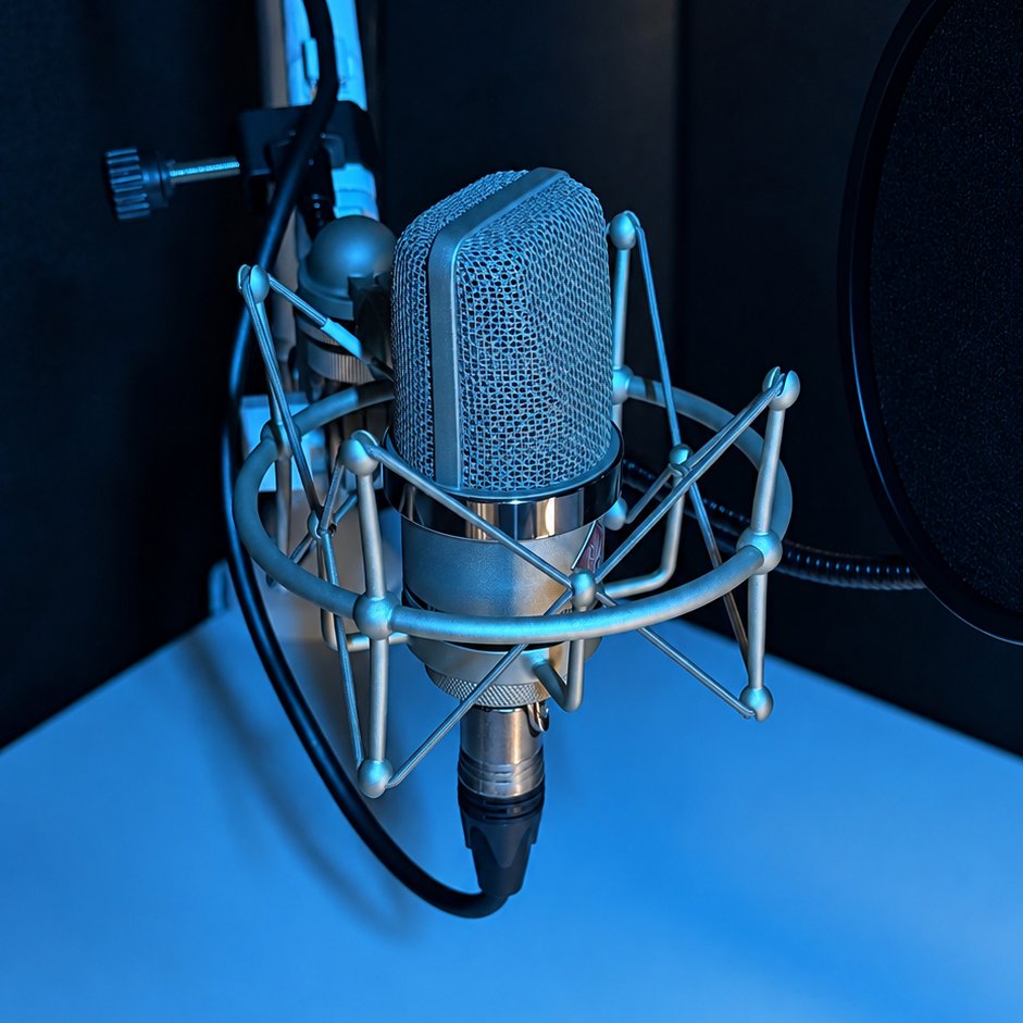 chiemisaki_'s tweet photo. 今日もナレーションを録音しました🎙️✨

あんなに苦戦していた新しいマイクのセッティングにも、すっかり慣れてきました🎤

録音中にマイクの角度が変わってしまうことに悩んでいましたが、そこも改善🌟

音質にも大満足です🥰

こうやって一つずつ、録音環境や音質が良くなるのも楽しんでいます💫 https://t.co/9qp45TFekd