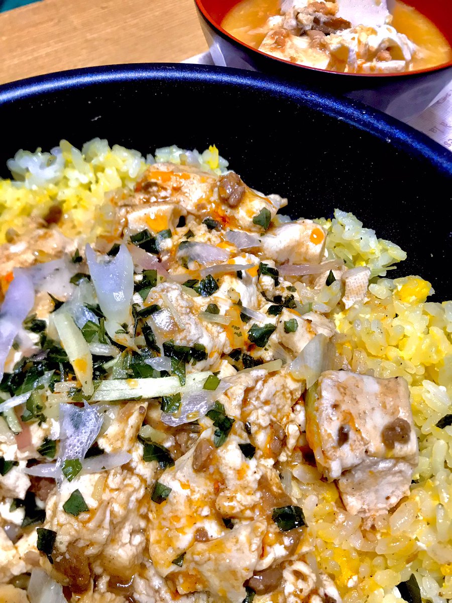 Saaaaaju's tweet photo. きのうの麻婆豆腐を、はんぶん残してたので麻婆豆腐乗せて炒飯にしました
あと酸辣湯スープ https://t.co/MwdjbmHPKM