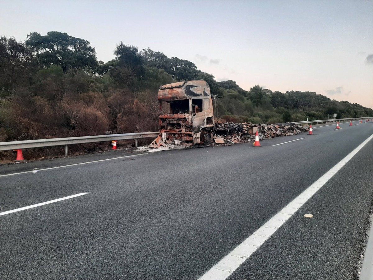 jesusvigorra's tweet photo. 26 días lleva ya este camión, ardió el 20 de agosto, con 25 toneladas de pulpo, y quedó varado en el km 61 de la Autovía Jerez Los Barrios, si nadie que lo retire ni vea el peligro ni elimine la insalubridad y el pestazo que ha provocado ¿hasta cuando tenemos que soportar esto? https://t.co/2HxiNnFtUy