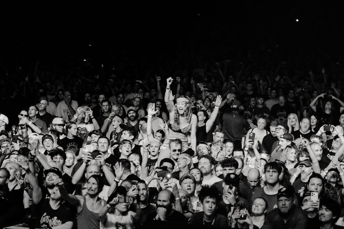 Axlrose_012's tweet photo. This one's for you, St. Louis! It was great to be back. Thank you for comin' out! https://t.co/lA44eKs0wf