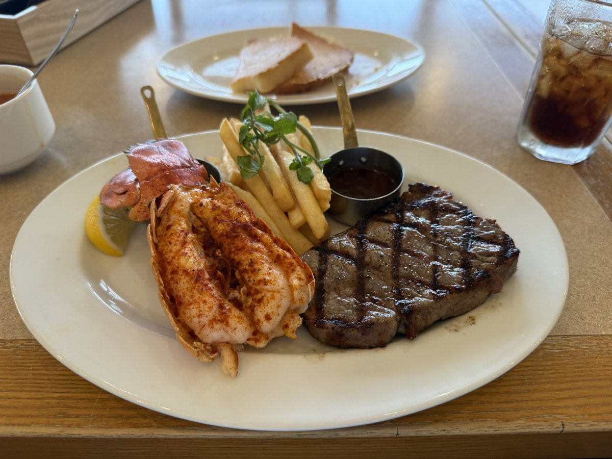 yusuke_shida's tweet photo. 今日は、お台場のアクアシティでランチしてきました！
僕の誕生日なので、贅沢にリブロースステーキとロブスターを食べました♪

#お台場
#アクアシティ
#ステーキ
#ロブスター
#ランチ https://t.co/VZyu33nVxH