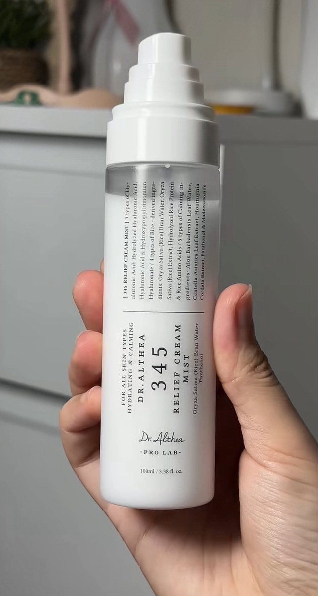 cluzsty's tweet photo. TAHTA TERTINGGI SKINCARE DI WATSONS‼️

Setiap ke watsons ga pernah lirik ini, tapi mbak-mbak di sana pada saranin karena bagus katanya…

Ternyata 7 hari doang beneran udah ada perubahannyaa😭 https://t.co/6t2QJ3hzxo
