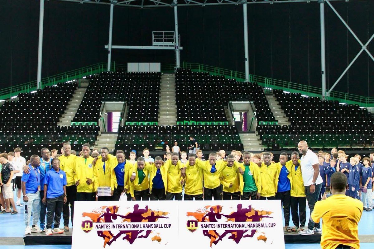 FbHandball's tweet photo. 🏆🇧🇯 NOS AMAZONES ET GUÉPARDS DE RETOUR !
Après plusieurs semaines de compétitions internationales, place bientôt aux championnats nationaux ! 💪🏾🤾🏾♀️🤾🏾♂️
Bonne semaine à toutes et à tous, et excellente saison sportive ! 🇧🇯
#FBHB #HandballBenin https://t.co/6pBRDmZF8t