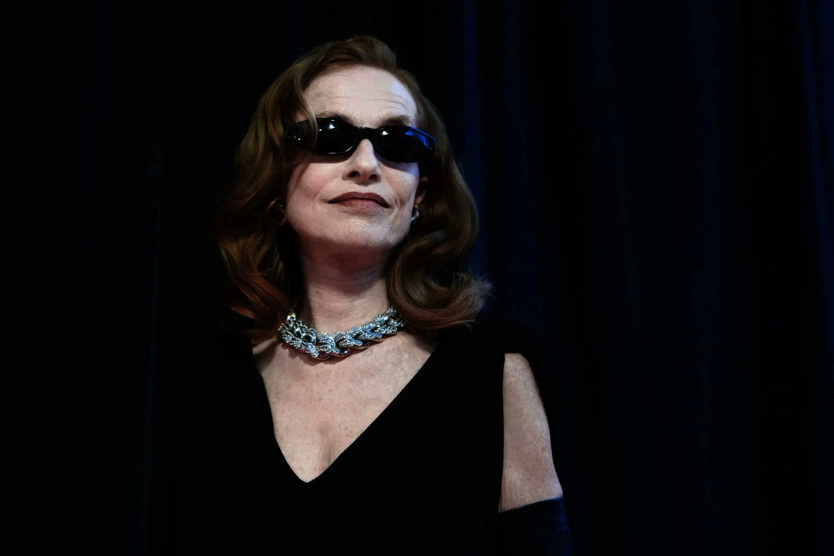 Erikaemmaly's tweet photo. Isabelle Huppert received the TIFF Tribute Performer Award, presented by Lee Chang dong. https://t.co/wFlyAW4CVZ