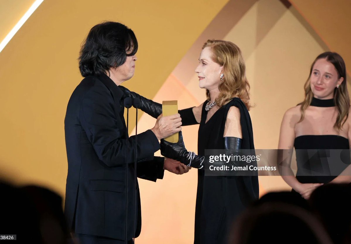Erikaemmaly's tweet photo. Isabelle Huppert received the TIFF Tribute Performer Award, presented by Lee Chang dong. https://t.co/wFlyAW4CVZ