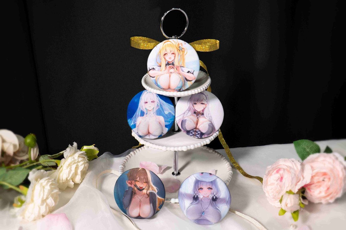 azurlane_staff's tweet photo. #アズレン9周年  記念グッズが
10月4日(日)まで受注販売中！

5人のKAN-SENのゲーム内イラストが、「指が沈まない程度の」おっぱいぷにぷに缶バッジに！
見て飾って楽しいのはもちろん、衣装ごとの胸の形にあわせた3パターンの膨らみもポイントです。

▼販売URL▼
https://t.co/s2BPeH6Zmy

#アズールレーン #アズレングッズ