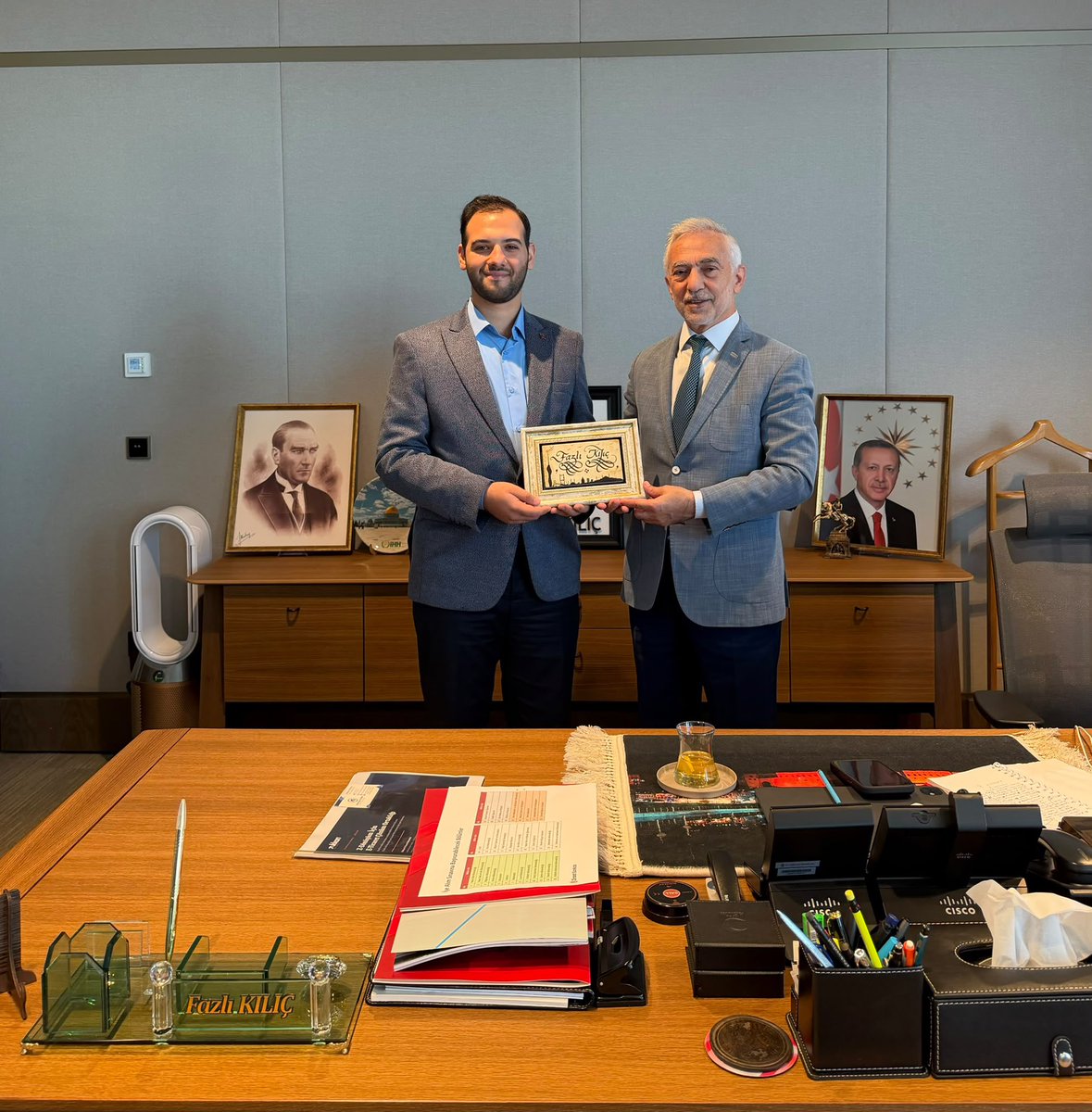 akgenc_kadikoy's tweet photo. Ziraat Bankası Yönetim Kurulu Üyesi Sayın Fazlı Kılıç’ı makamında ziyaret ettik. Nazik misafirperverlikleri ve hoş sohbetleri için kıymetli büyüğümüze teşekkür ediyoruz… 🇹🇷

📍 Ziraat Bankası Genel Müdürlüğü , İstanbul Finans Merkezi https://t.co/fTUia2qBmU