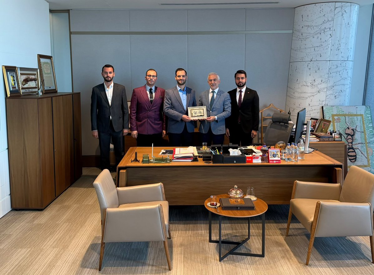 akgenc_kadikoy's tweet photo. Ziraat Bankası Yönetim Kurulu Üyesi Sayın Fazlı Kılıç’ı makamında ziyaret ettik. Nazik misafirperverlikleri ve hoş sohbetleri için kıymetli büyüğümüze teşekkür ediyoruz… 🇹🇷

📍 Ziraat Bankası Genel Müdürlüğü , İstanbul Finans Merkezi https://t.co/fTUia2qBmU