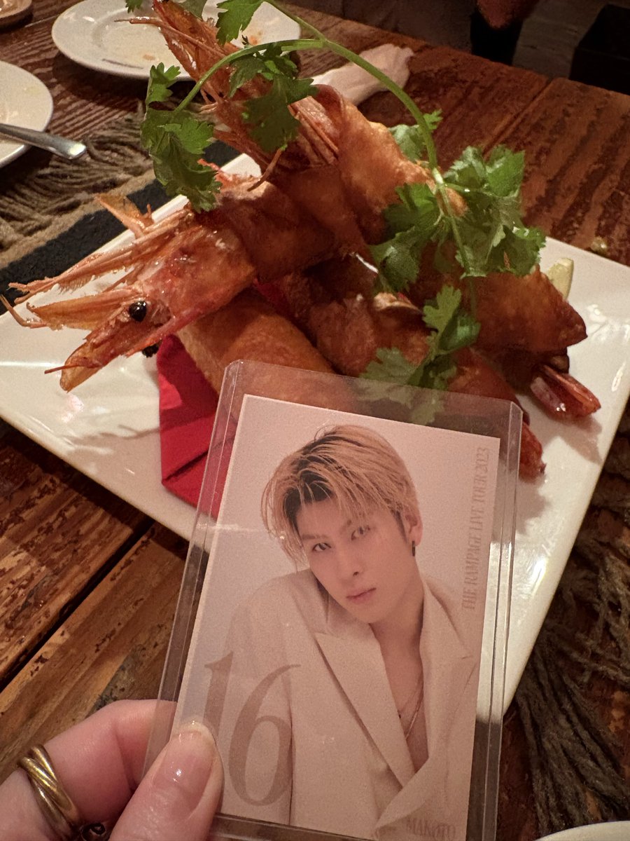 danceUfucker's tweet photo. 推しと海老 https://t.co/FvsVSzHQR6