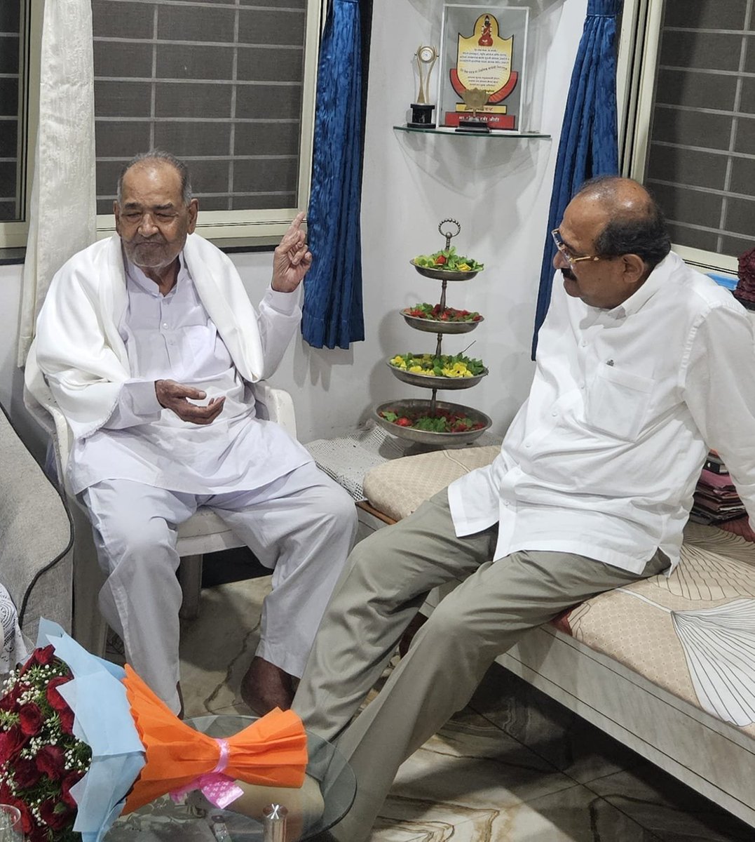 RVikhePatil's tweet photo. श्रीरामपूर येथे भाजपाचे ज्येष्ठ नेते श्री. हेरंब औटी यांच्या निवासस्थानी सदिच्छा भेट दिली. यावेळी राजकीय आणि सामाजिक जीवनातील अनेक जुन्या आठवणींना उजाळा मिळाला. प्रदीर्घ काळातील सहवासामुळे या भेटीत जुन्या आठवणी आणि त्या काळातील अनेक महत्त्वाचे प्रसंग पुन्हा एकदा अनुभवता आले. https://t.co/5UOOH5OUUe