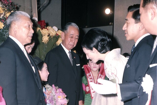 chaseshinjitsu's tweet photo. >皇族方のご臨席

・天皇家と笹川良一（文堯）、岸信介（安倍・李晋三祖父）の交流
・平成天皇、桓武天皇は百済部寧王末裔発言
・笹川良一、本名は文堯
・ロスチャイルド建国似非イスラエル訪問、１億円寄付。天皇家ガーター勲章受勲、英国との繋がり https://t.co/3pcYP0fQtD