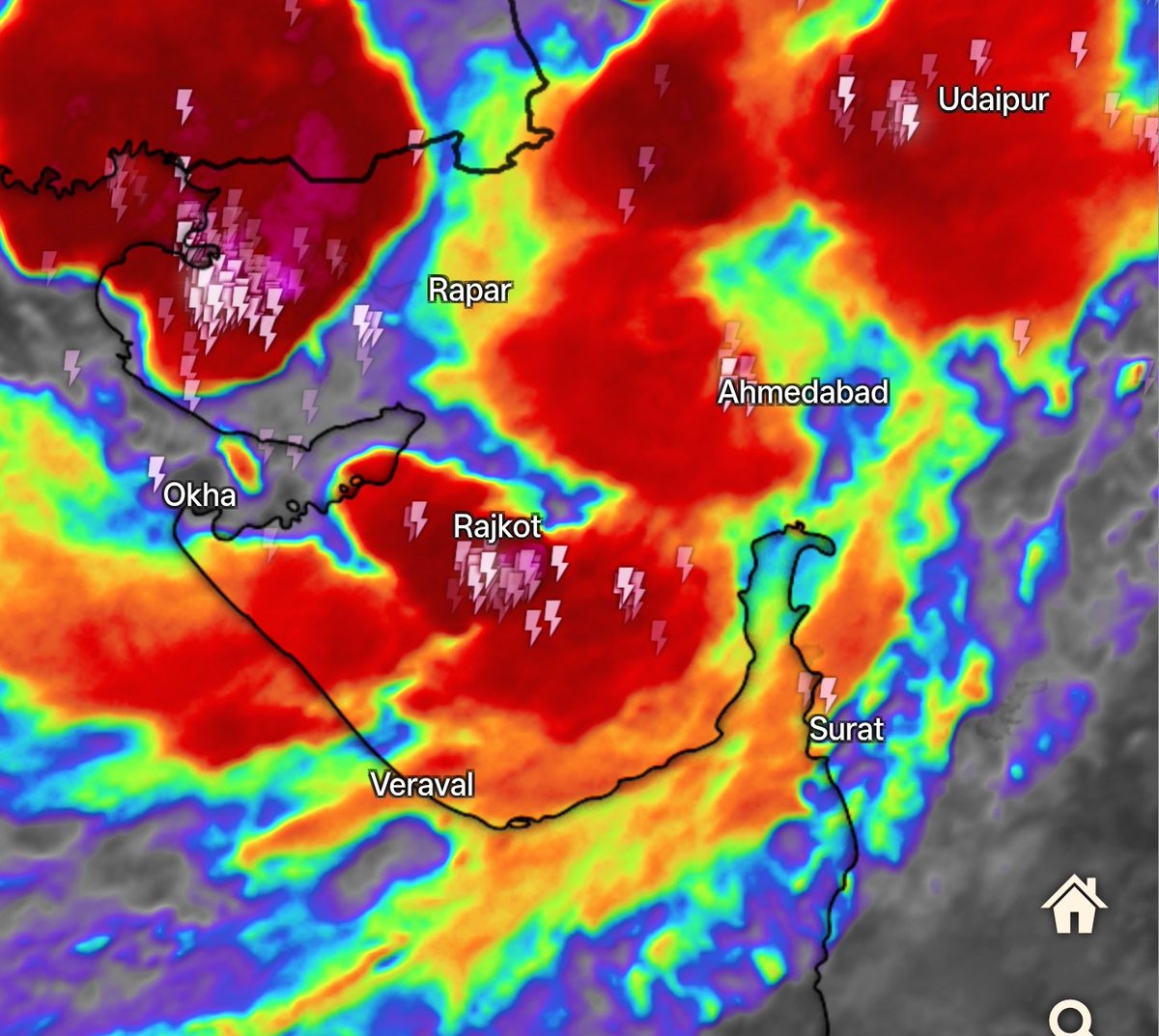 shetty_athreya's tweet photo. Today's #ViewFromAbove 😀
Very clearly #Gujarat's day today and much needed too after dry conditions for a month!
The WML now lies over central Saurashtra close to Rajkot and will continue to give heavy rainfall across the state next 36 hrs 🌧️
Meanwhile #MISO + MJO-ER will propogate north next 10 days, enhancing thunderstorms ⛈️ over Peninsular #Bharat and spin a fresh system over the central Bay next week 🌀