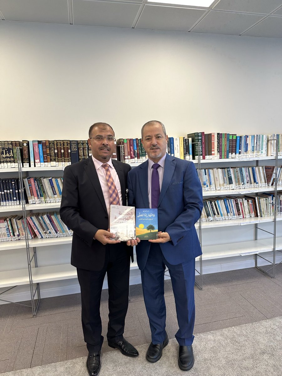 altanowa's tweet photo. سعدت اليوم بزيارة الدكتور بدران بن لحسن مدير مركز ابن خلدون للعلوم الإنسانية والاجتماعية بجامعة قطر وإهدائه كتابي الجديد «الطائفية والهوية جذور الأزمة وآفاق التحرر» وكتاب «والنهار إذا تجلّى»
الدكتور بدران من الشخصيات التي تجمع بين العمق المعرفي والتواضع الإنساني https://t.co/qbdovAYUH4