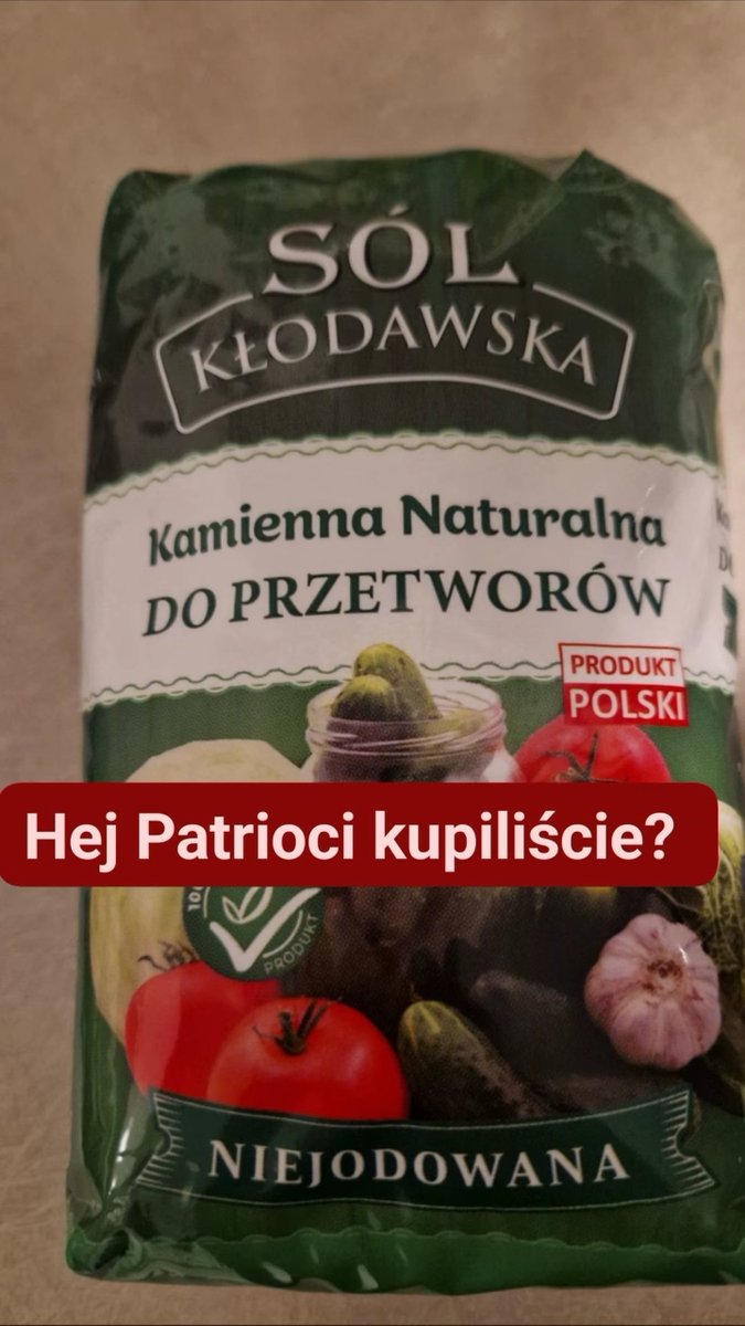 Edgar_Korona's tweet photo. Oficjalny sklep kopalni:
https://t.co/wF5xJnBBtZ
To jedyny kanał detaliczny prowadzony przez sam zakład. Zamówienia składasz online, sól wysyłana jest z Kłodawy. Sprzedaż wyłącznie na terenie Polski.
Kontakt do sklepu
tel. 63 27 33 515 (pn–pt, 6:00–14:00)
e-mail: esklep@sol-klodawa.com.pl
Większe ilości (palety, worki 25 kg, big-bagi, sól drogowa, paszowa) zamawia się mailowo na ten sam adres lub przez Dział Sprzedaży.
Dane kopalni
Kopalnia Soli „Kłodawa” S.A.
Aleja 1000-lecia 2
62-650 Kłodawa
Centrala: 63 27 33 200
e-mail: kopalnia@sol-klodawa.com.pl
Strona główna: https://t.co/EJVuaxYLBP
Co warto wiedzieć
W sklepie kopalni kupisz sól białą i różową, jodowaną i niejodowaną, bez antyzbrylaczy, do przetworów, kąpielową, do zmywarki, lizawki, lampy solne itd.
To jedyna czynna kopalnia soli kamiennej w Polsce i jedyne w Europie złoże naturalnej soli różowej.
Inne sklepy (Allegro, sklepy ze zdrową żywnością, Sklep Solny itd.) to już dystrybutorzy – nie kupujesz wtedy „prosto z zakładu”.
Jeśli chcesz większe ilości hurtowe lub odbiór na miejscu, najlepiej napisać na esklep@sol-klodawa.com.pl albo zadzwonić do Działu Sprzedaży (numery na stronie kopalni w zakładce kontakt).