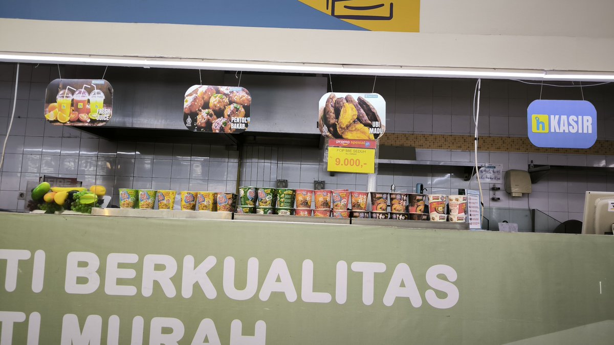 byrianaya's tweet photo. nongkrongnya di hypermart skrng wkwk https://t.co/y1xzgszFRn