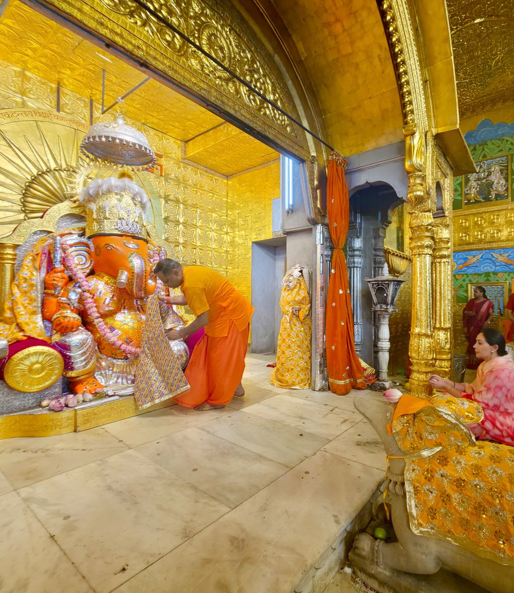KumariDiya's tweet photo. आज गणेश चतुर्थी के पावन अवसर पर श्री मोती डूंगरी गणेश मंदिर में प्रथम पूज्य भगवान श्री गणेश जी के दर्शन कर आशीर्वाद प्राप्त किया। 

इस शुभ अवसर पर विघ्नहर्ता गजानन जी महाराज से समस्त प्रदेशवासियों के सुख-समृद्धि, उत्तम स्वास्थ्य एवं खुशहाली की प्रार्थना की। भगवान श्री गणेश जी की कृपा से राजस्थान प्रगति, विकास ��वं समृद्धि के पथ पर निरंतर अग्रसर हो, ऐसी मंगलकामना है।

#GaneshChaturthi
