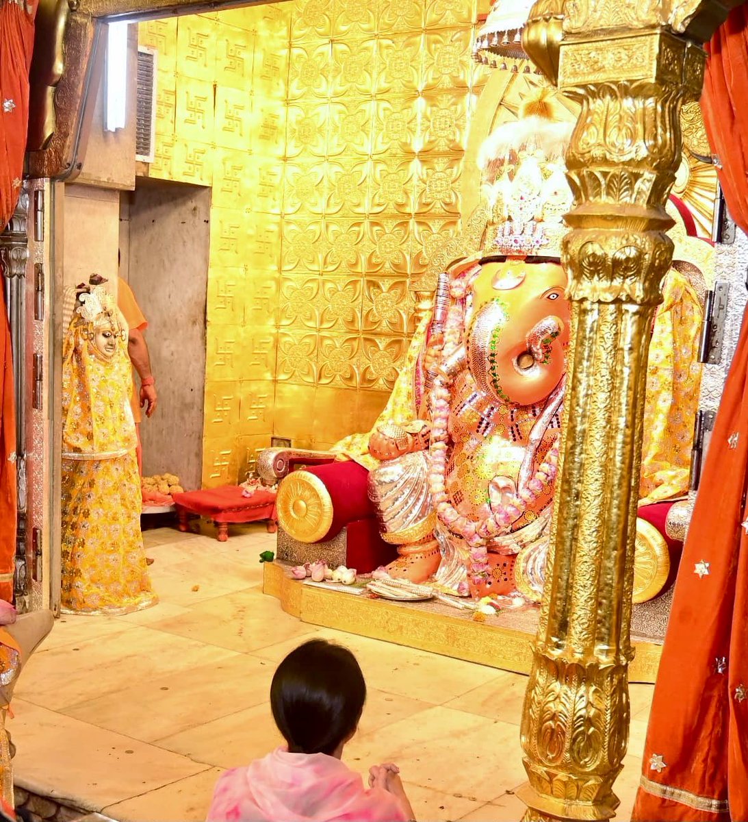 KumariDiya's tweet photo. आज गणेश चतुर्थी के पावन अवसर पर श्री मोती डूंगरी गणेश मंदिर में प्रथम पूज्य भगवान श्री गणेश जी के दर्शन कर आशीर्वाद प्राप्त किया। 

इस शुभ अवसर पर विघ्नहर्ता गजानन जी महाराज से समस्त प्रदेशवासियों के सुख-समृद्धि, उत्तम स्वास्थ्य एवं खुशहाली की प्रार्थना की। भगवान श्री गणेश जी की कृपा से राजस्थान प्रगति, विकास ��वं समृद्धि के पथ पर निरंतर अग्रसर हो, ऐसी मंगलकामना है।

#GaneshChaturthi