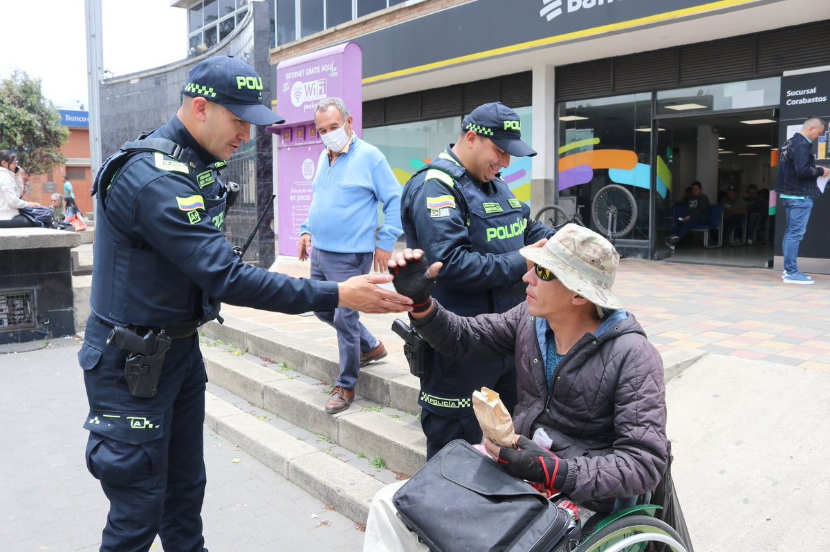 CorabastosSA's tweet photo. Nos sumamos al Plan Preventivo Distrital “Motivos para celebrar, no para lastimar”, llevando a comerciantes, trabajadores y visitantes mensajes de prevención, consumo responsable de alcohol y convivencia, junto a diferentes entidades distritales. https://t.co/bHwVQ5hKeW