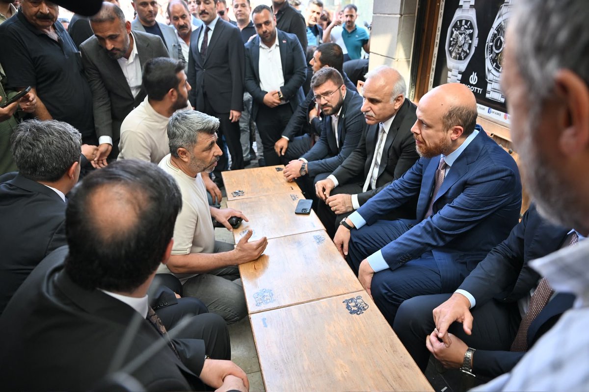 bilalerdogan_TR's tweet photo. 📍 Diyarbakır Suriçi

İlim Yayma Vakfı Mütevelli Heyeti Başkanı Necmeddin Bilal Erdoğan, Diyarbakır Suriçi’nde esnafı ziyaret ederek vatandaşlarla hasbihal etti. https://t.co/PiXYLmA0lT