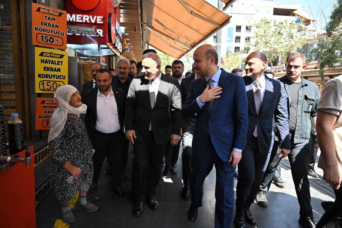 bilalerdogan_TR's tweet photo. 📍 Diyarbakır Suriçi

İlim Yayma Vakfı Mütevelli Heyeti Başkanı Necmeddin Bilal Erdoğan, Diyarbakır Suriçi’nde esnafı ziyaret ederek vatandaşlarla hasbihal etti. https://t.co/PiXYLmA0lT