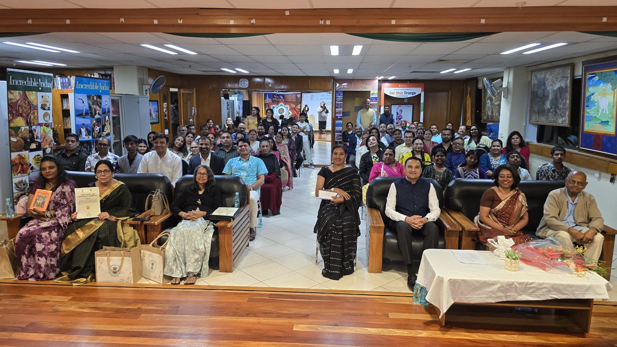 iccr_suva's tweet photo. 🇮🇳 हिंदी दिवस एवं कवि सम्मेलन के साथ हिंदी पखवाड़े का शुभारंभ 🇫🇯

भारतीय उच्चायोग, सुवा एवं स्वामी विवेकानंद सांस्कृतिक केंद्र द्वारा हिंदी दिवस के अवसर पर हिंदी दिवस समारोह एवं कवि सम्मेलन का आयोजन किया गया। इसके साथ ही हिंदी पखवाड़ा 2026 का औपचारिक शुभारंभ हुआ।

कार्यक्रम में फिजी गणराज्य सरकार की महिला, बाल एवं सामाजिक संरक्षण मंत्री माननीय शशि किरण जी मुख्य अतिथि के रूप में उपस्थित हुईं। अपने संबोधन में उन्होंने हिंदी भाषा, भारतीय संस्कृति तथा गिरमिटिया इतिहास के महत्त्व पर प्रकाश डाला। उन्होंने हिंदी को फिजी के बहुसांस्कृतिक समाज की एक महत्त्वपूर्ण धरोहर बताते हुए भाषा एवं संस्कृति के संरक्षण और संवर्धन के प्रति अपनी प्रतिबद्धता व्यक्त की।

फिजी में भारत के उच्चायुक्त श्री सुनीत मेहता ने हिंदी दिवस एवं कवि सम्मेलन के महत्त्व पर प्रकाश डाला और औपचारिक रूप से हिंदी पखवाड़े के शुभारंभ की घोषणा की। उन्होंने हिंदी के प्रचार-प्रसार और भारतीय संस्कृति के संवर्धन के लिए भारतीय उच्चायोग द्वारा किए जा रहे विभिन्न प्रयासों एवं गतिविधियों की जानकारी दी। साथ ही, उन्होंने आगामी पंद्रह दिनों के दौरान हिंदी पखवाड़े के अंतर्गत आयोजित किए जाने वाले विविध कार्यक्रमों की रूपरेखा भी साझा की।

कवि सम्मेलन में प्रतिभागी कवियों ने अपनी भावपूर्ण एवं प्रेरक रचनाओं के माध्यम से हिंदी भाषा की समृद्धि, भारतीय संस्कृति, सामाजिक सरोकारों तथा मानवीय संवेदनाओं को प्रभावशाली ढंग से अभिव्यक्त किया।

इस अवसर पर स्वामी विवेकानंद सांस्कृतिक केंद्र के विद्यार्थियों एवं शिक्षक द्वारा शानदार नृत्य प्रस्तुति दी गई, जिसने भारतीय शास्त्रीय कला एवं संस्कृति के सुंदर रंग बिखेरे और समारोह को और अधिक आकर्षक एवं स्मरणीय बनाया।

कार्यक्रम ने हिंदी के प्रति प्रेम और रुचि को प्रोत्साहित करने के साथ-साथ भारत और फिजी के गहरे भाषायी, ऐतिहासिक एवं सांस्कृतिक संबंधों को और सुदृढ़ किया।

प्रतिभागी कवियों, कलाकारों, विद्यार्थियों, शिक्षकों, हिंदी-प्रेमियों तथा सभी सहयोगी संस्थाओं का हार्दिक आभार।