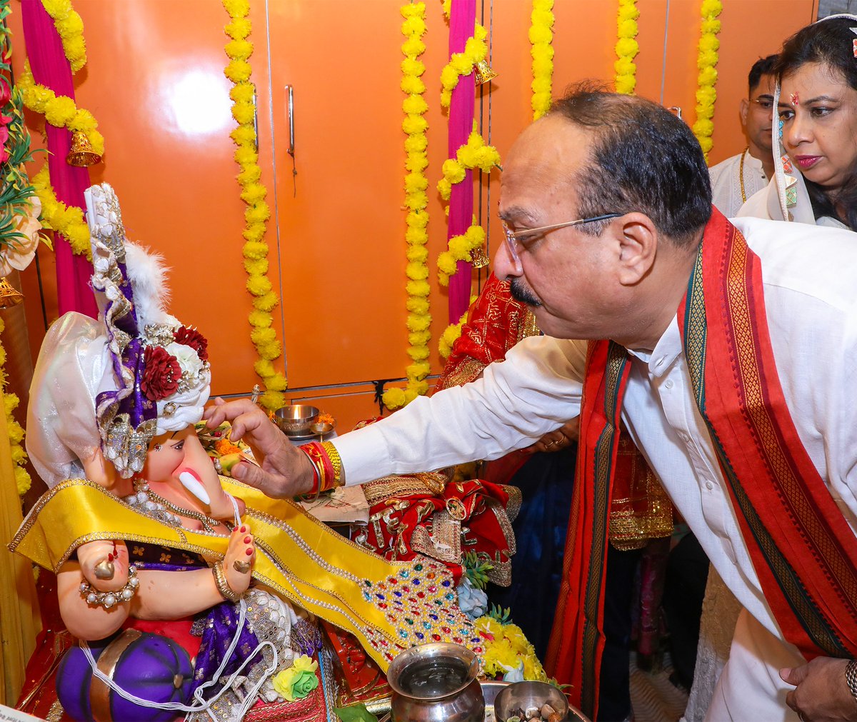 ashishsood_bjp's tweet photo. जनकपुरी में भक्ति की मिठास और बप्पा का आशीर्वाद! आज क्षेत्र में विभिन्न परिवारों के घर जाकर गणपति आरती का पावन आनंद लिया।
ईश्वर से यही प्रार्थना है कि हर घर-आंगन में खुशियों का उजाला सदा बना रहे।
गणपति बप्पा मोरया! 🛕🌸

@NitinNabin 
@blsanthosh https://t.co/4qpRrBvTpY