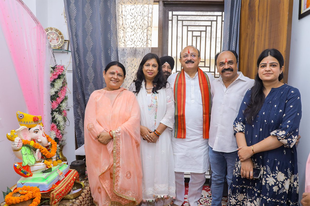 ashishsood_bjp's tweet photo. जनकपुरी में भक्ति की मिठास और बप्पा का आशीर्वाद! आज क्षेत्र में विभिन्न परिवारों के घर जाकर गणपति आरती का पावन आनंद लिया।
ईश्वर से यही प्रार्थना है कि हर घर-आंगन में खुशियों का उजाला सदा बना रहे।
गणपति बप्पा मोरया! 🛕🌸

@NitinNabin 
@blsanthosh https://t.co/4qpRrBvTpY