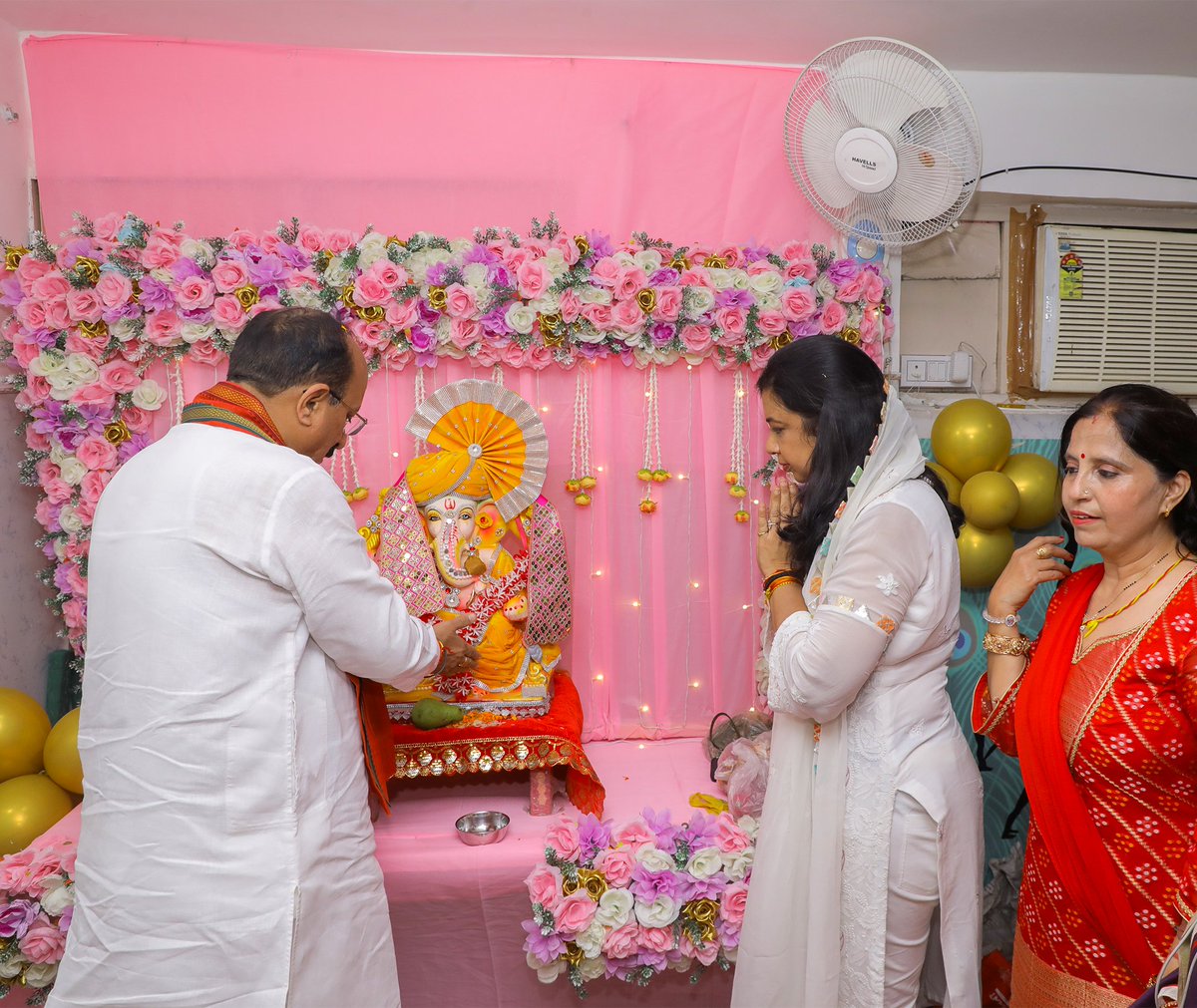 ashishsood_bjp's tweet photo. जनकपुरी में भक्ति की मिठास और बप्पा का आशीर्वाद! आज क्षेत्र में विभिन्न परिवारों के घर जाकर गणपति आरती का पावन आनंद लिया।
ईश्वर से यही प्रार्थना है कि हर घर-आंगन में खुशियों का उजाला सदा बना रहे।
गणपति बप्पा मोरया! 🛕🌸

@NitinNabin 
@blsanthosh https://t.co/4qpRrBvTpY