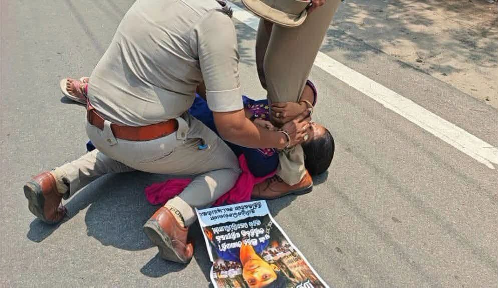 ProfSumathi's tweet photo. என்ன ஒரு கொடூரமான காட்சி இது? 
#Madurai 16 வயது சிறுவனின் மர்ம மரணம் குறித்து வெளிப்படையான விசாரணை நடத்தி நீதி வழங்க வேண்டிய அரசு, நீதிக்காகப் போராடுபவர்களை ஒடுக்குவது மிகவும் கண்டிக்கத்தக்கது. அரசு மற்றும் கல்வித்துறை பதிலளிக்க வேண்டும். 

சர்வாதிகாரம் அழிவுக்கே வழிவகுக்கும். 
எச்சரிக்கை… !
